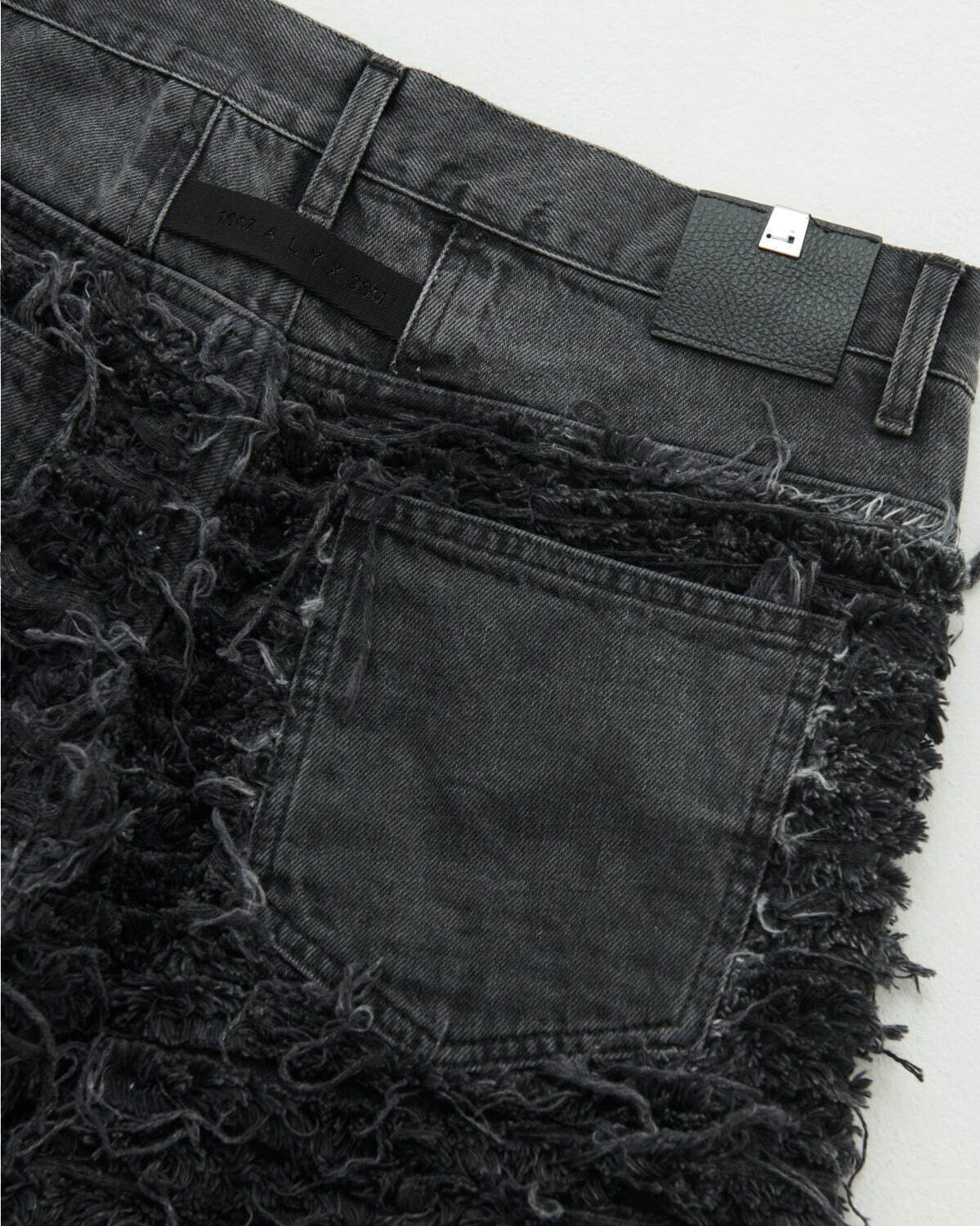 1017 アリクス 9SM×ブラックミーンズの限定デニムパンツ、クラッシュジーンズに刺繍をプラス｜写真9