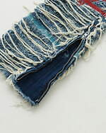 1017 アリクス 9SM×ブラックミーンズの限定デニムパンツ、クラッシュジーンズに刺繍をプラス｜写真5