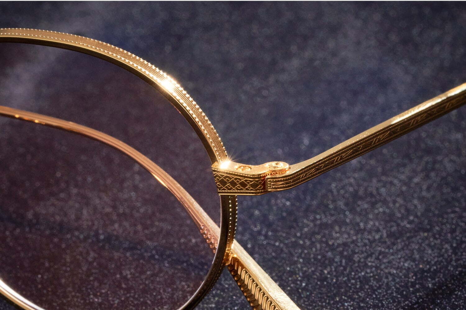 アイヴァン 東京ギャラリー限定サングラス、手彫り装飾入り大き目フレーム×カラーレンズ