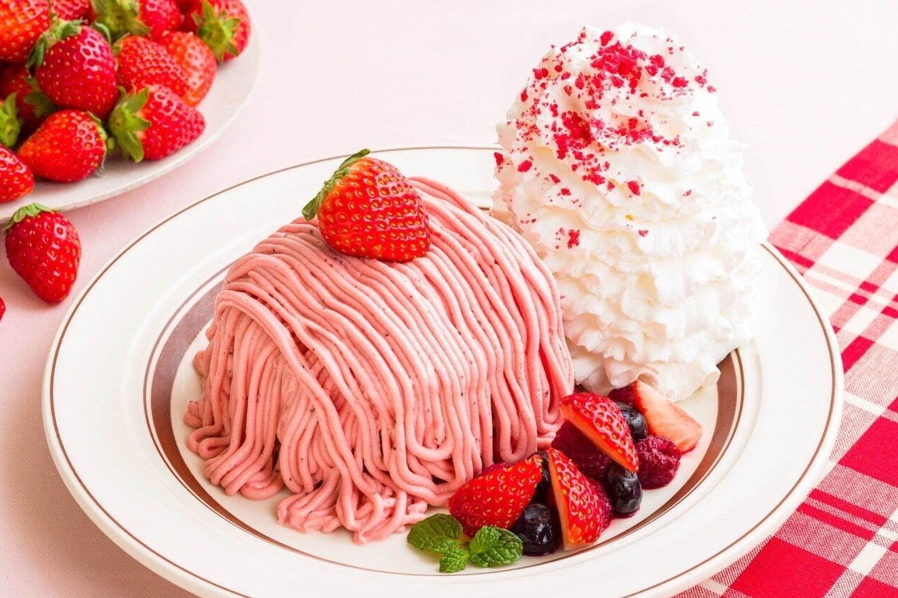 エッグスンシングス「いちごのモンブランパンケーキ」苺のマスカルポーネクリームをトッピング