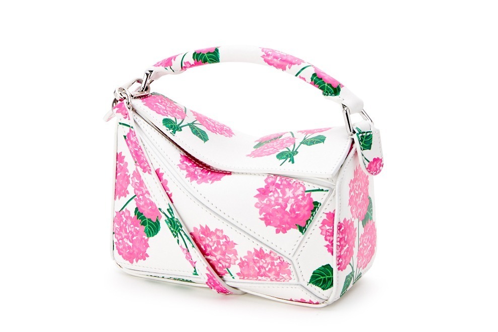 ロエベ「パズル」バッグに“花モチーフ”の新作、ピンクの花々×ホワイト 