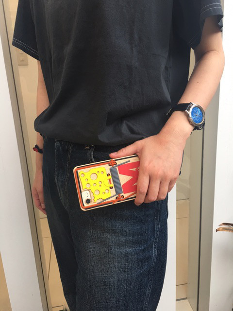 〈YOKOAUNTY〉MOSCHINO新作iPhoneケースは、シャレ感満載 - 画像2枚目