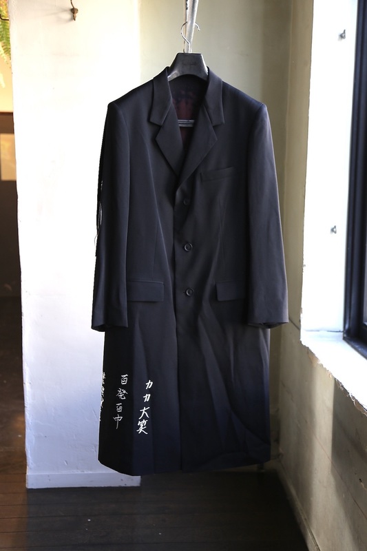 Yohji Yamamoto K-メッセージ刺繍ロングジャケット(HR-J16-893) 9/9発売 1