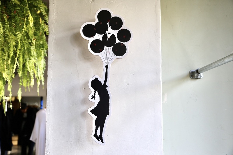 Brandalism WALL CLOCK 'FLYING BALLOONS GIRL発売 - 画像5枚目