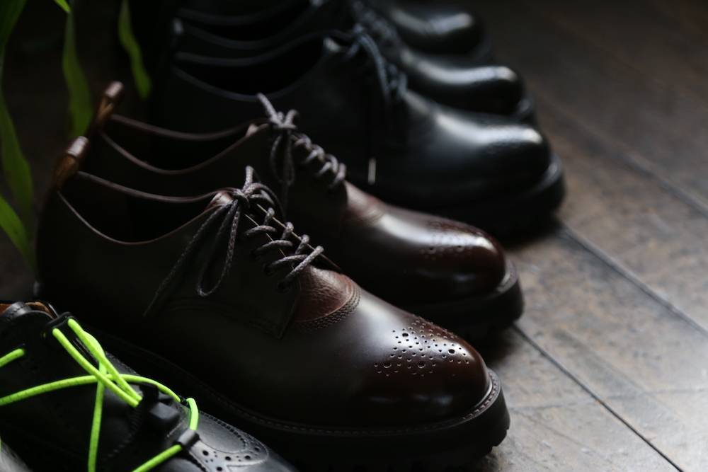 エンダースキーマ　commando blucher靴紐は純正から変更しています