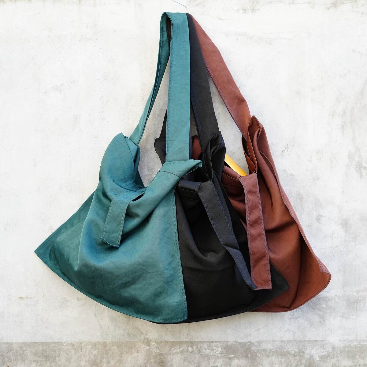 ITTI (イッチ) / MARY INSIDE OUT TOTE - L CERATO BRIGHT