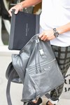 BALENCIAGAのクラッチバッグを使用した春夏スタイル 4