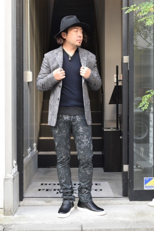 BALENCIAGA大理石ジャケットスタイルのショップスナップ