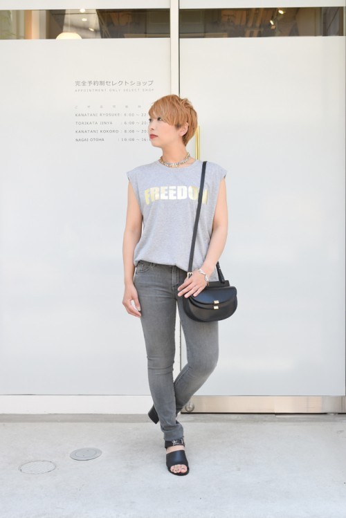 ロゴトップス×デニムスタイルのショップスナップ