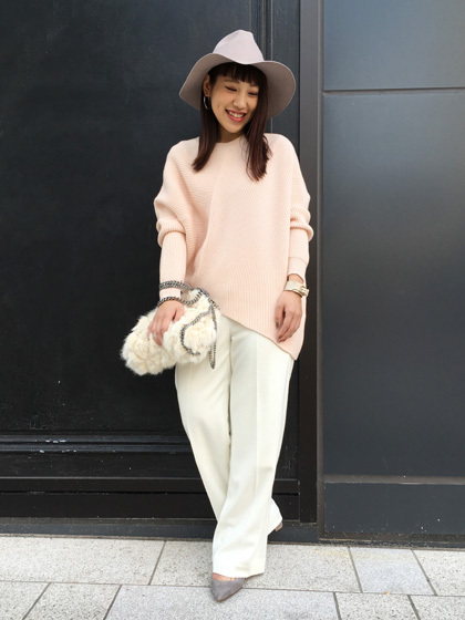 淡ピンク ホワイト コーデ パリゴのスナップ ファッションプレス