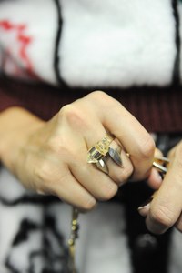 エリー ローズさん - スレトシス(Sretsis)、オニツカタイガー × アンドレア ポンピリオ(Onitsuka Tiger × ANDREA POMPILIO)｜渋谷ストリートスナップ - 写真8