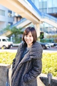 下津 里恵さん - アンタイトル(UNTITLED)、バナナ・リパブリック(BANANA REPUBLIC)｜原宿ストリートスナップ - 写真1