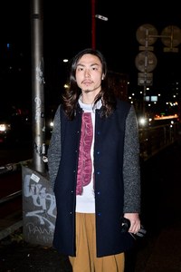 井原 績さん - ロットホロン(lot holon)、ブラック＆ブルー(BLACK & BLUE)｜渋谷ストリートスナップ - 写真2