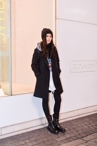 堀越 いずみさん - エムエム6 メゾン マルジェラ(MM6 Maison Margiela)、ディー ケイ エヌ ワイ(DKNY)｜渋谷ストリートスナップ - 写真1