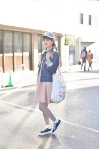 夏目 志乃さん - リーバイス(Levi's)、ラララブ(LALALOVE)｜原宿ストリートスナップ - 写真1