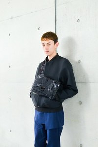 富永 良さん - ナイト(Nyte)、マメ クロゴウチ(Mame Kurogouchi)｜青山・表参道ストリートスナップ - 写真2