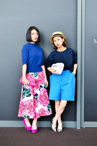 鈴木 知美 / 黒石 奈央子さん｜渋谷ストリートスナップ - 写真1