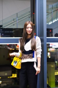 加治 ひとみさん - アキラナカ(AKIRANAKA)、キン(KIN)｜渋谷ストリートスナップ - 写真2