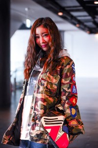 中山 恵さん - オフ-ホワイト (OFF-WHITE)｜渋谷ストリートスナップ - 写真2