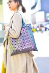 内田 杏梨さん - メゾン マルタン マルジェラ(Maison Martin Margiela)、バオ バオ イッセイ ミヤケ(BAO BAO ISSEY MIYAKE)｜原宿ストリートスナップ5