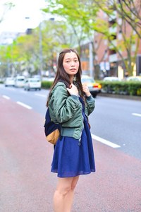 阿久津 ゆりえさん - 古着(ユーズド)(USED)、コンバース(CONVERSE)｜原宿ストリートスナップ - 写真2