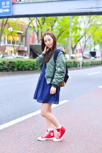 阿久津 ゆりえさん - 古着(ユーズド)(USED)、コンバース(CONVERSE)｜原宿ストリートスナップ - 写真1