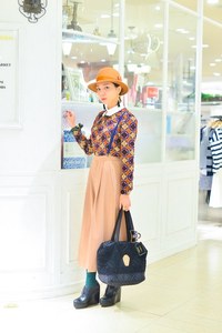 青山 香純さん - カルヴェン(CARVEN)、エムエスジーエム(MSGM)｜阪急梅田ストリートスナップ - 写真1