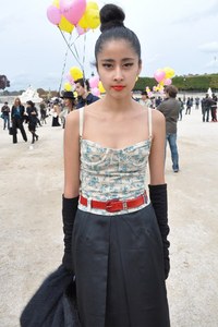 デニー エリアスさん - イヴ・サンローラン(Yves Saint Laurent)、ドルチェ＆ガッバーナ(DOLCE&GABBANA)｜パリストリートスナップ - 写真2