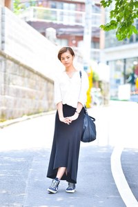 藤原 杏菜さん - ザラ(ZARA)、ジェームス パース(JAMES PERSE)｜青山・表参道ストリートスナップ - 写真1