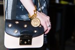 ミーシャ・ジャネットさん - ヌー(GNU)、フルラ(FURLA)｜阪急梅田ストリートスナップ5