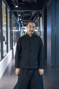 舘鼻 則孝さん - ブラック・コム デ ギャルソン(BLACK COMME des GARÇONS)、コム デ ギャルソン・シャツ(COMME des GARÇONS SHIRT)｜渋谷ストリートスナップ - 写真2