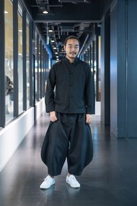 舘鼻 則孝さん - ブラック・コム デ ギャルソン(BLACK COMME des GARÇONS)、コム デ ギャルソン・シャツ(COMME des GARÇONS SHIRT)｜渋谷ストリートスナップ - 写真1
