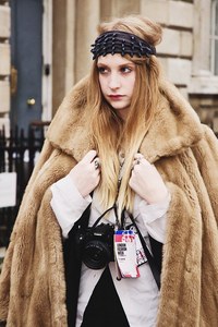 アレクシアさん - マークス＆スペンサー(Marks & Spencer)、アン ドゥムルメステール(ANN DEMEULEMEESTER)｜ロンドンストリートスナップ - 写真1