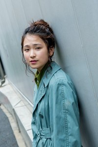 山崎 小夏さん - 古着(ユーズド)(USED)、コンバース(CONVERSE)｜原宿ストリートスナップ - 写真1