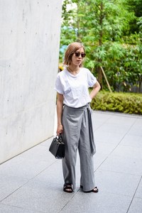 原 涼香さん - ヘインズ(Hanes)、アダム エ ロペ(ADAM ET ROPÉ)｜原宿ストリートスナップ - 写真2