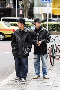 根来 友樹 / 丸山 勇人さん - ヴィンテージ(vintage)、ヴァンズ(Vans)｜原宿ストリートスナップ - 写真1