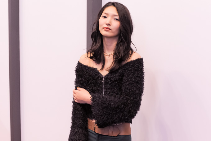 新田 知香さん - A.F.ヴァンデヴォースト(A.F.VANDEVORST)、ヴェルサーチェ(VERSACE)｜渋谷ストリートスナップ - 写真4