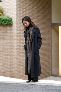 岡本 茉莉さん - メゾン マルタン マルジェラ(Maison Martin Margiela)、コム デ ギャルソン(COMME des GARÇONS)｜原宿ストリートスナップ - 写真1