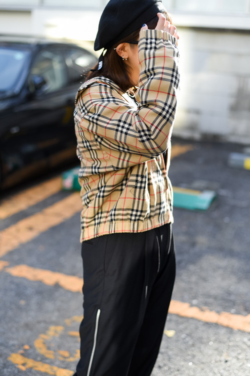 智恵美さん - バーバリー(BURBERRY)｜原宿ストリートスナップ - 写真2