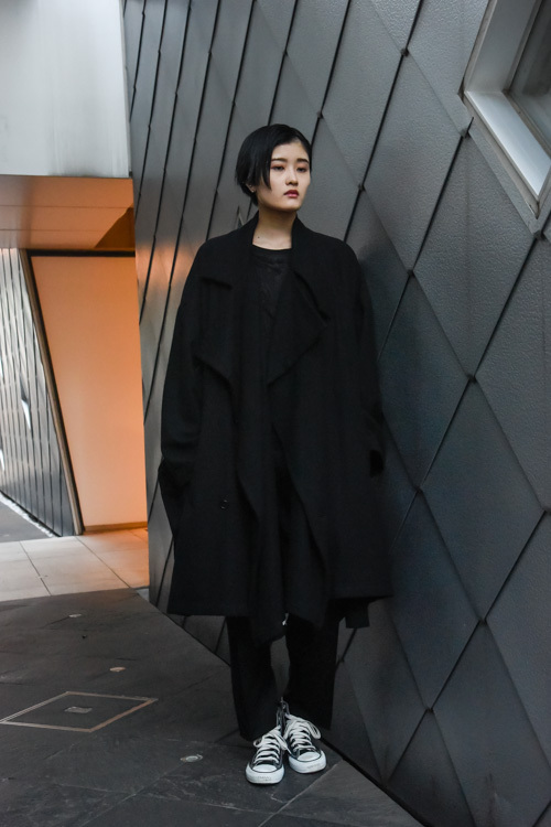 中丸 真有美さん - ヨウジヤマモト(Yohji Yamamoto)、エイチ＆エム(H&M)｜原宿ストリートスナップ - 写真1