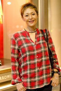 濱 ひとみさん - バーバリー(BURBERRY)、ルイ・ヴィトン(LOUIS VUITTON)｜渋谷ストリートスナップ - 写真1