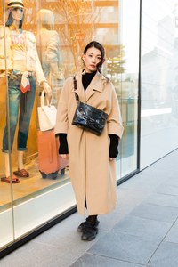 廣瀬 菜都美さん - マメ クロゴウチ(Mame Kurogouchi)、アディダス オリジナルス バイ ハイク(adidas Originals by HYKE)｜原宿ストリートスナップ - 写真1