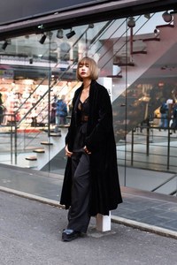 三ツ木 有里さん - ヨウジヤマモト(Yohji Yamamoto)、ヴィヴィアン・ウエストウッド(Vivienne Westwood)｜原宿ストリートスナップ - 写真1