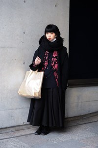 老月 ミカさん - ヨウジヤマモト(Yohji Yamamoto)、マルニ(MARNI)｜原宿ストリートスナップ - 写真1