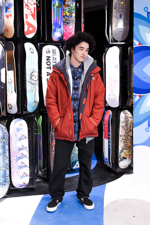 鈴木 奏さん - ザ・ノース・フェイス(THE NORTH FACE)、ディッキーズ(Dickies)｜渋谷ストリートスナップ - 写真1