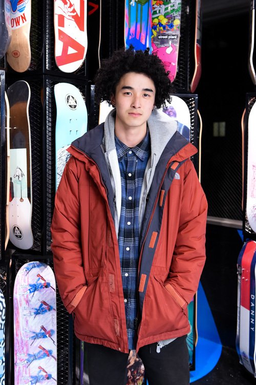 鈴木 奏さん - ザ・ノース・フェイス(THE NORTH FACE)、ディッキーズ(Dickies)｜渋谷ストリートスナップ - 写真2