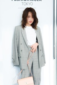 高橋 愛さん - エイチ＆エム(H&M)、メゾン マルジェラ(Maison Margiela)｜渋谷ストリートスナップ - 写真1