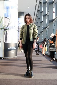 西本 有希さん - ザラ(ZARA)、ドクターマーチン(Dr. Martens)｜渋谷ストリートスナップ - 写真2