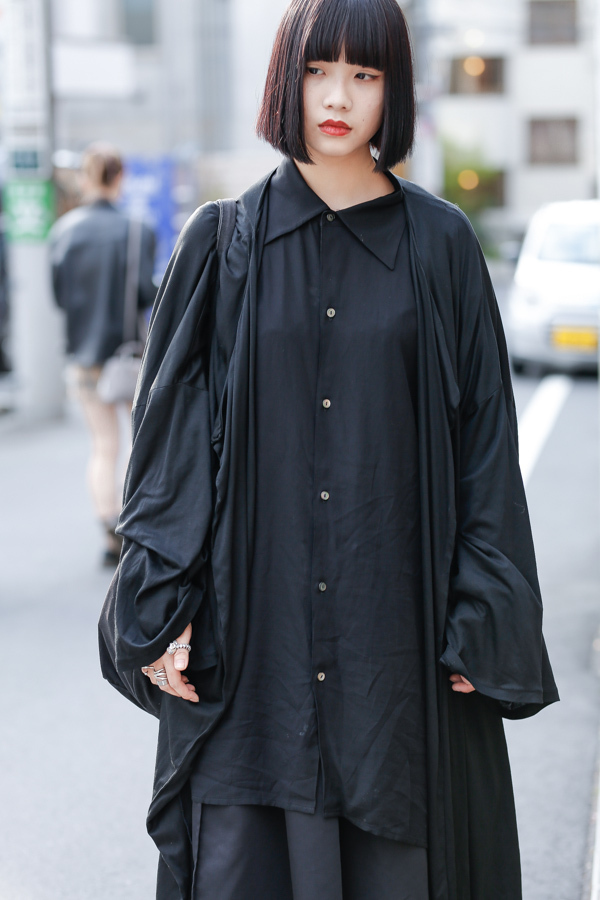 徳田 萌乃さん - クジャク(kujaku)、ヨウジヤマモト(Yohji Yamamoto)｜原宿ストリートスナップ - 写真3