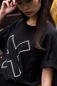 長田 侑子さん - トリコ ・コム デ ギャルソン(trict COMME des GARÇONS)、ドクターマーチン(Dr. Martens)｜原宿ストリートスナップ - 写真3